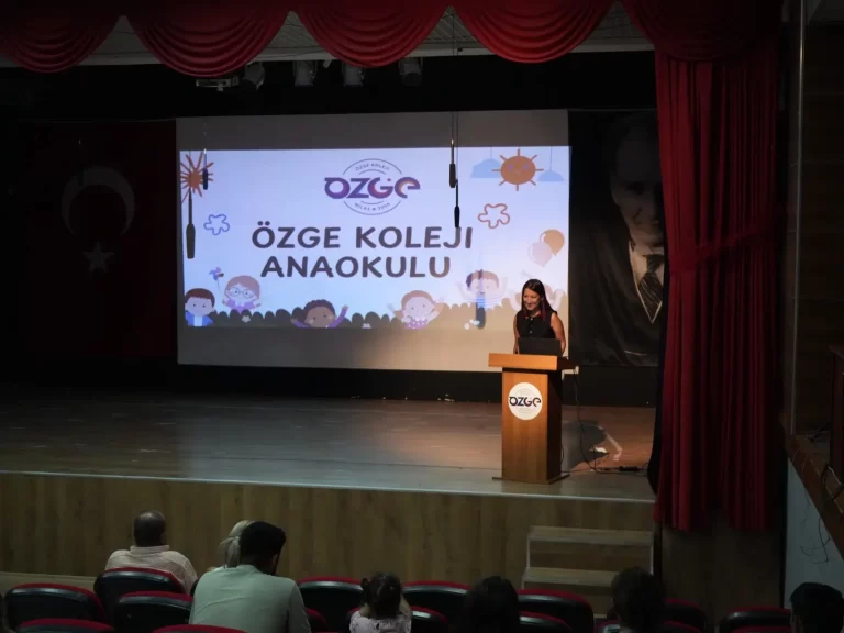Ozge Koleji Anaokulu Veli Toplantisi Sahne 768x576