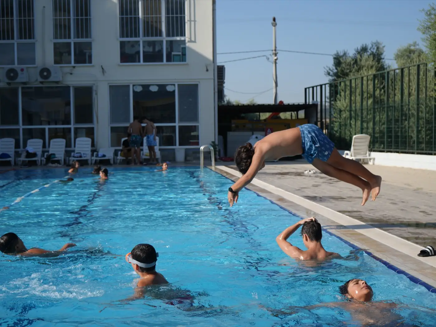 Öğrencinin tramplenden havuza atlaması