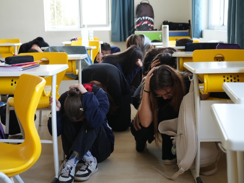 🚨 Güvenliğimiz Her Şeyden Önemli: Anadolu Lisesinde Deprem Tatbikatımızı Başarıyla Tamamladık! dsc02824 799x600