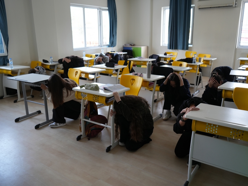 🚨 Güvenliğimiz Her Şeyden Önemli: Anadolu Lisesinde Deprem Tatbikatımızı Başarıyla Tamamladık! dsc02842 799x600