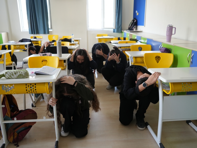 🚨 Güvenliğimiz Her Şeyden Önemli: Anadolu Lisesinde Deprem Tatbikatımızı Başarıyla Tamamladık! dsc02850 799x600