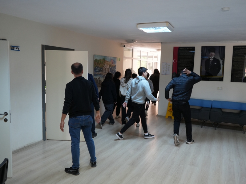 🚨 Güvenliğimiz Her Şeyden Önemli: Anadolu Lisesinde Deprem Tatbikatımızı Başarıyla Tamamladık! dsc02867 799x600